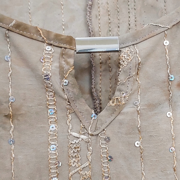 New Directions Embellished Shark Bite Blouse - Picture 4 of 5